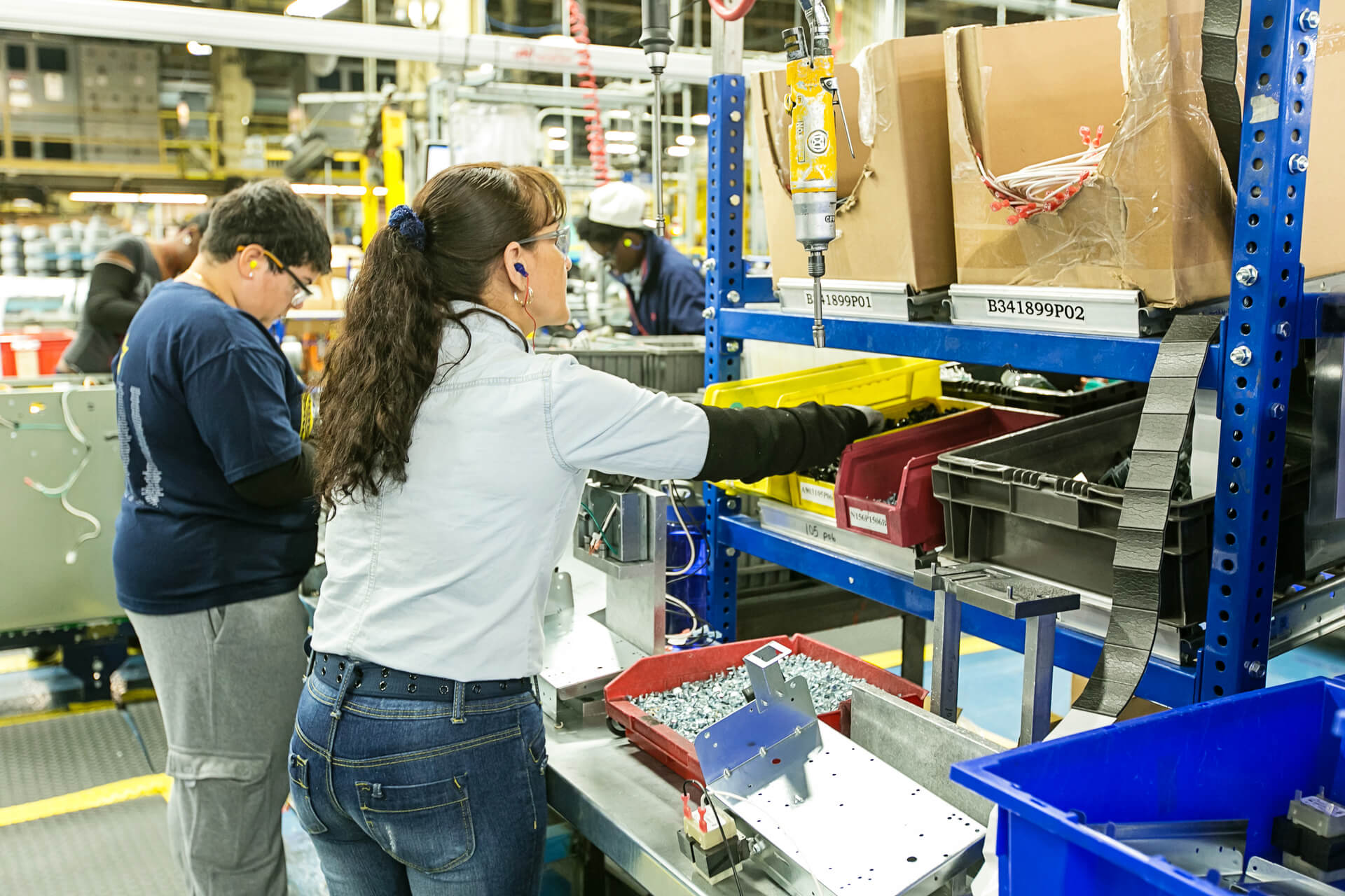 Assembly worker utilizing a FlowCell Industrial Workstation